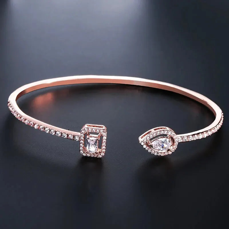 Goldene Armspange mit Zirkonia – Geometrisch & Elegant