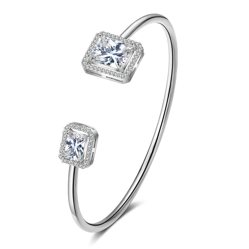 Goldene Armspange mit Zirkonia – Geometrisch & Elegant