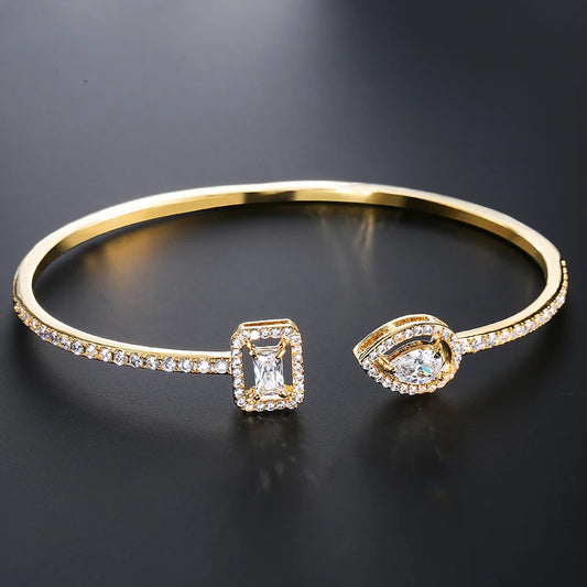 Goldene Armspange mit Zirkonia – Geometrisch & Elegant