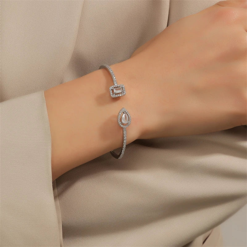 Goldene Armspange mit Zirkonia – Geometrisch & Elegant